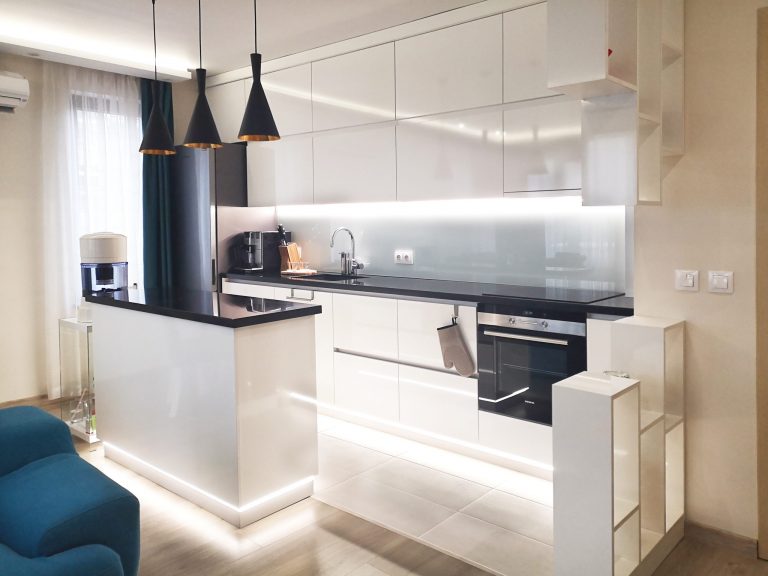 хол с кухня