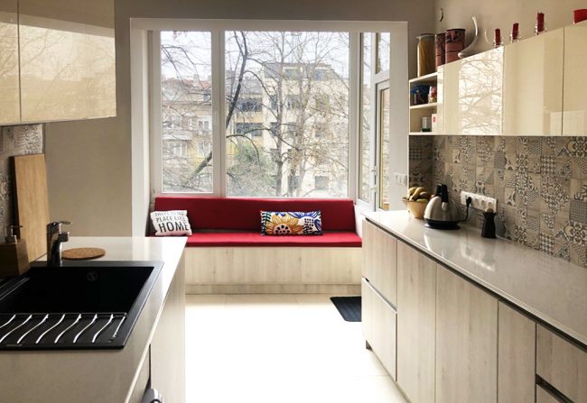 малка светла кухня