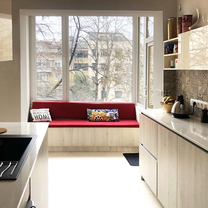 малка светла кухня