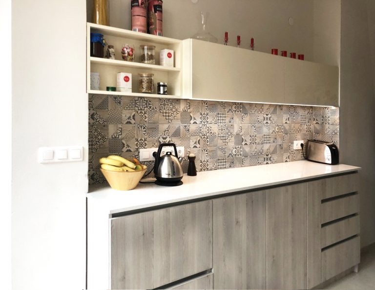 кухня светло дърво и крем гланц