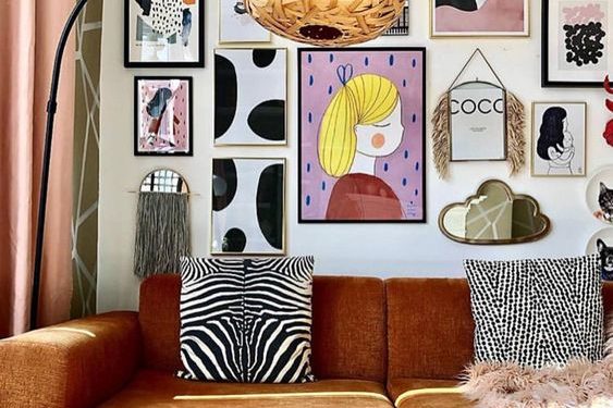 стена с картини