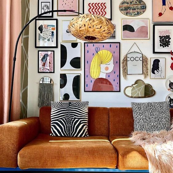 стена с картини