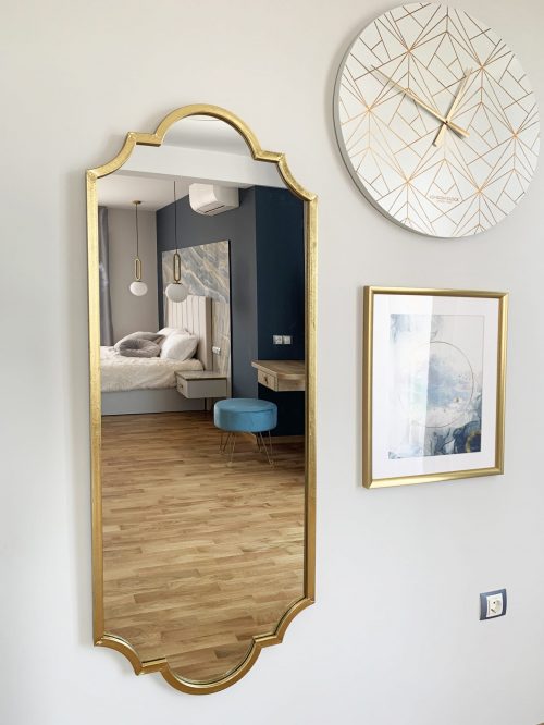 огледало със златна рамка