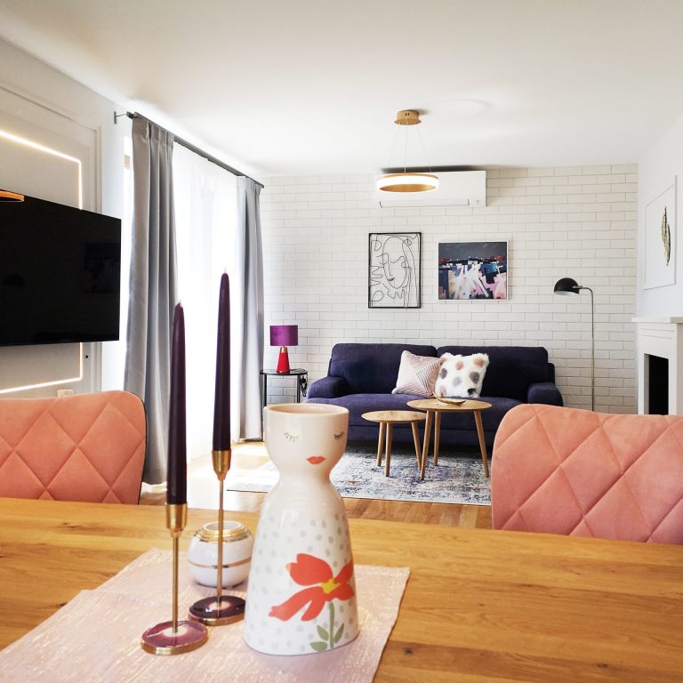 Интериор в бяло и синьо, розови акценти