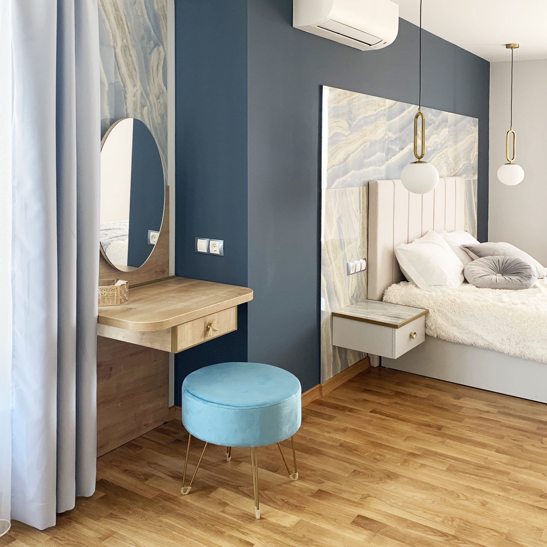 спалня в тъмно синьо