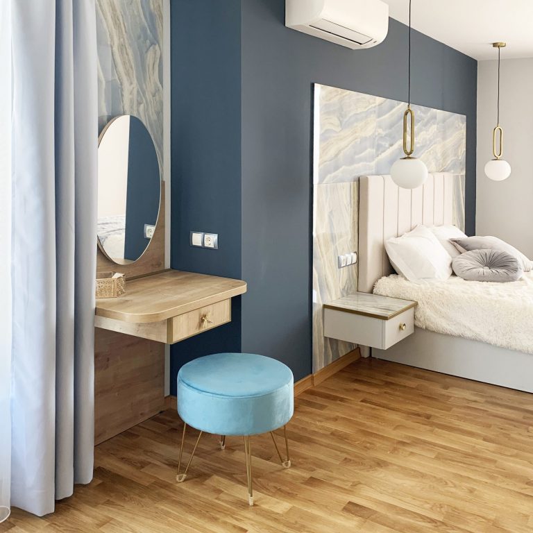 спалня в тъмно синьо