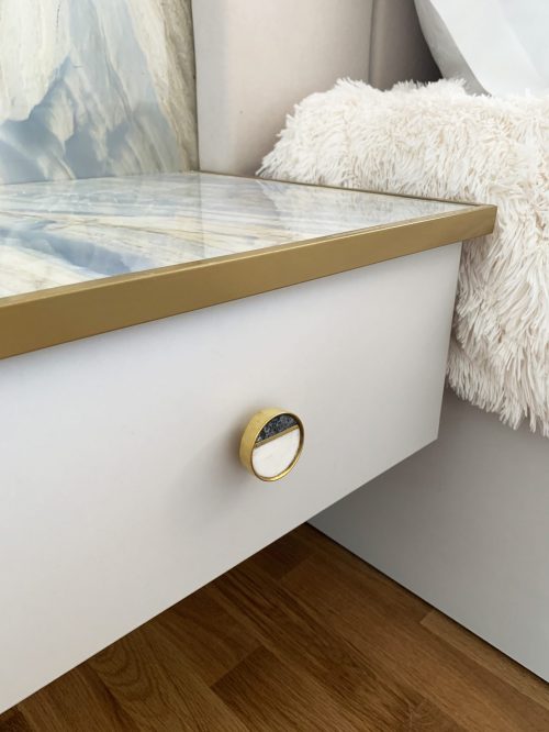 нощно шкафче мрамор златна дръжка