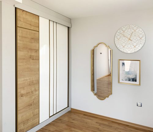 гардероб със златисти детайли