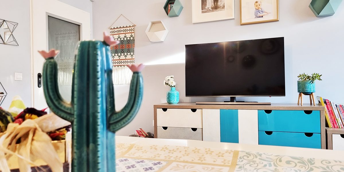 тв шкаф тюркоаз и дърво