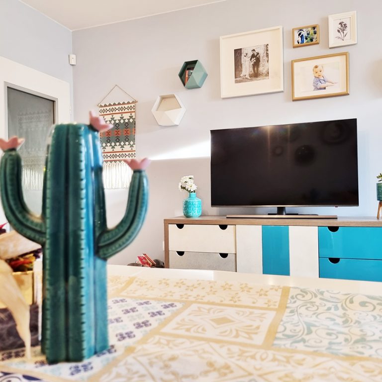 тв шкаф тюркоаз и дърво