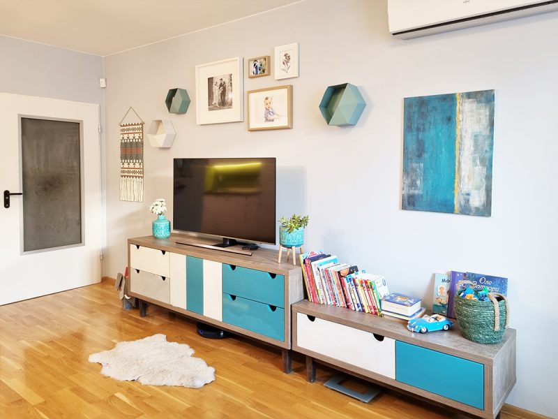 Шкаф за телевизор бяло, дърво и тюркоаз