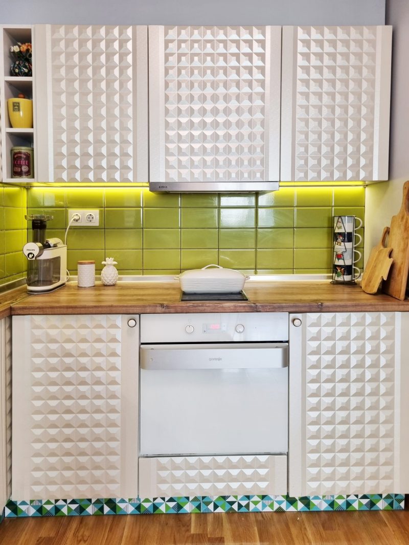 Бяла кухня, цветен цокъл