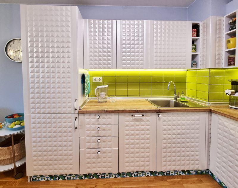 бяла кухня с релефни вратички