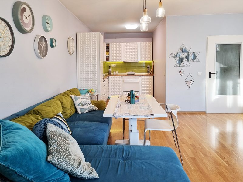 бяла кухня син диван