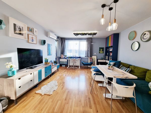 Дневна в тюркоаз и дърво