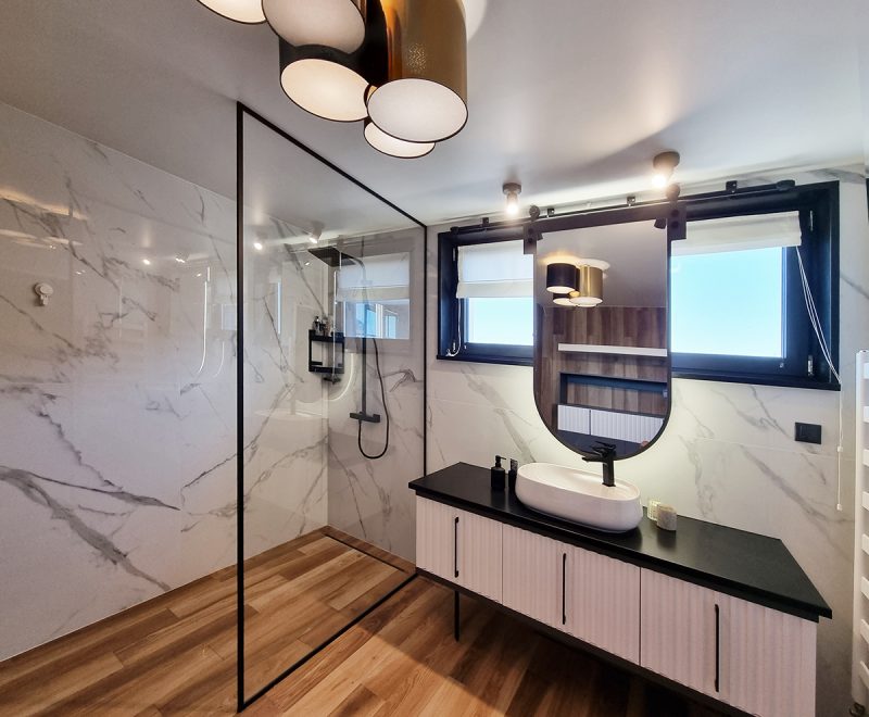 Прозорец над мивката в банята