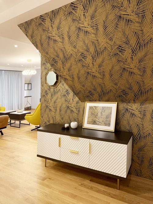 Антре бял шкаф и златен тапет