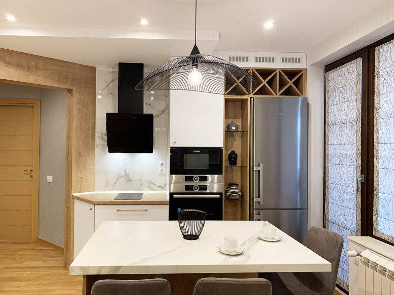 Кухня мрамор Калаката, черни уреди