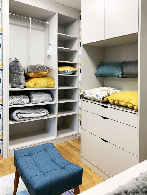 Дрешник в светло сиво