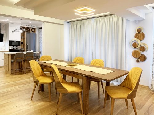 Трапезна маса дъб с жълти столове