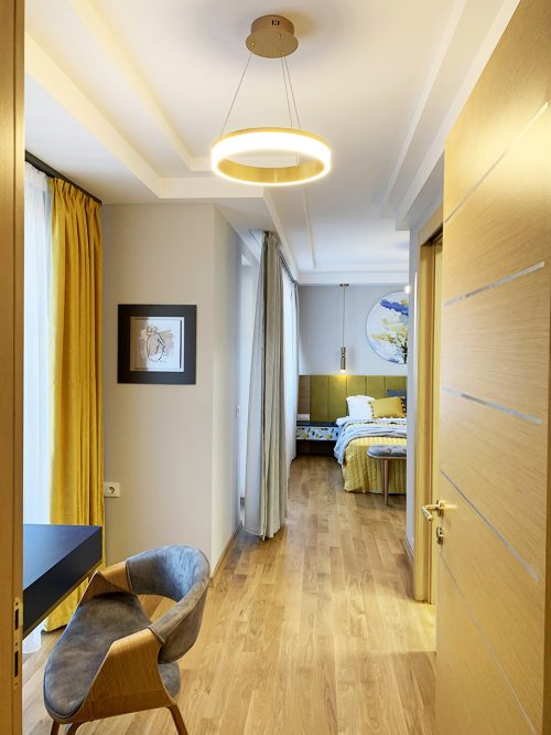 Сиви стени, врати и под дъб