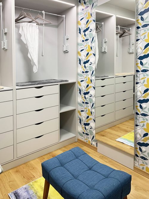 Дрешник със синя пейка