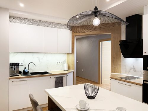 Бяла кухня, черни детайли