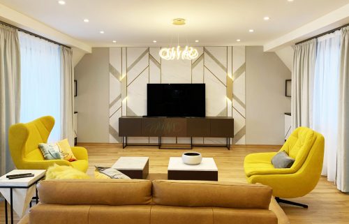 Дневна със златни и черни детайли