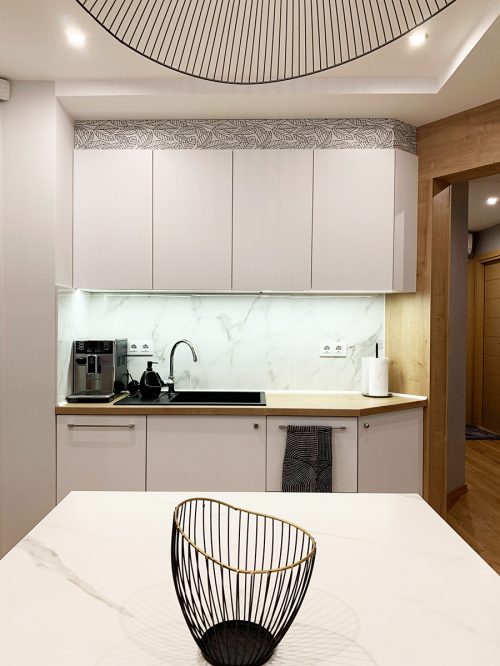 Бяла кухня с черни детайли