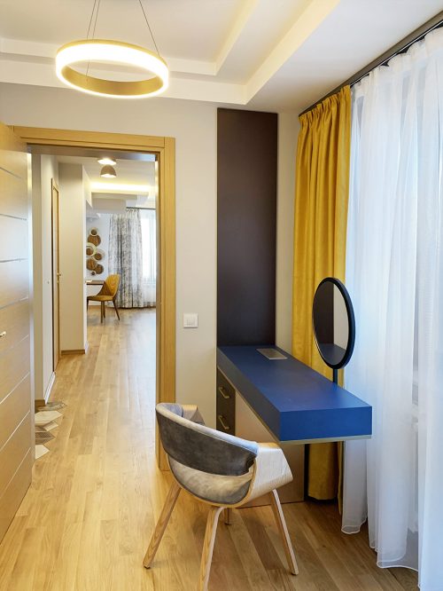 Тоалетка в синьо и златно