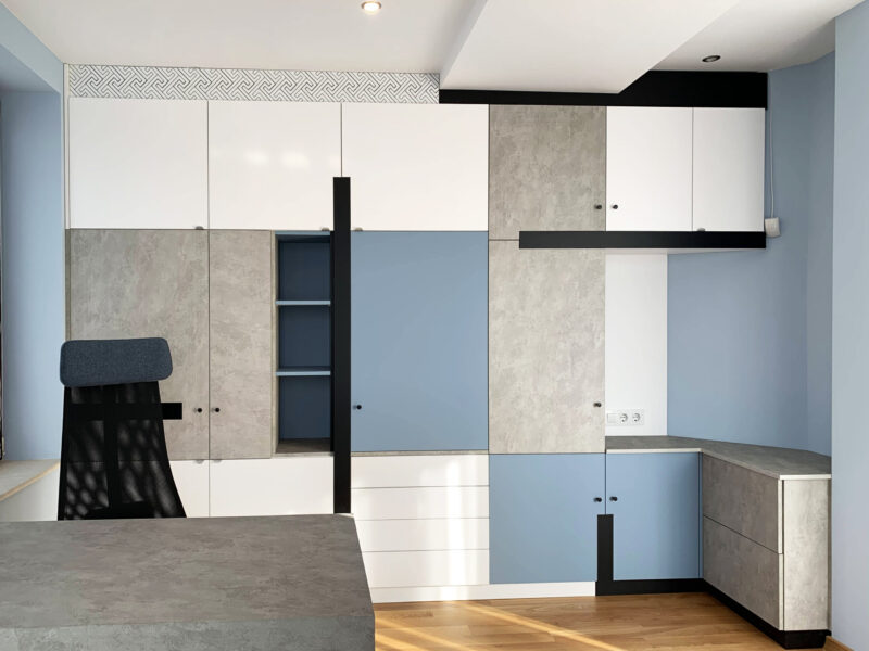 шкафове в бяло, синьо и сиво
