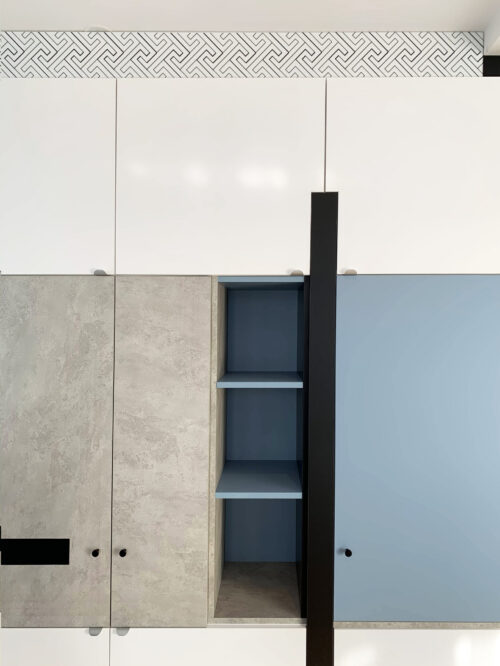 шкаф синьо и сиво