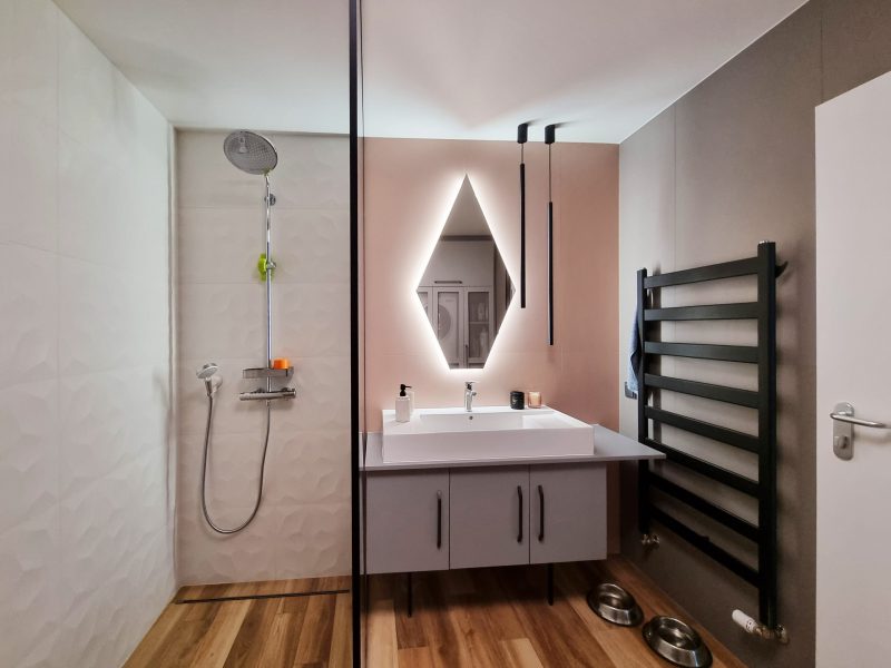 огледало и осветление за баня